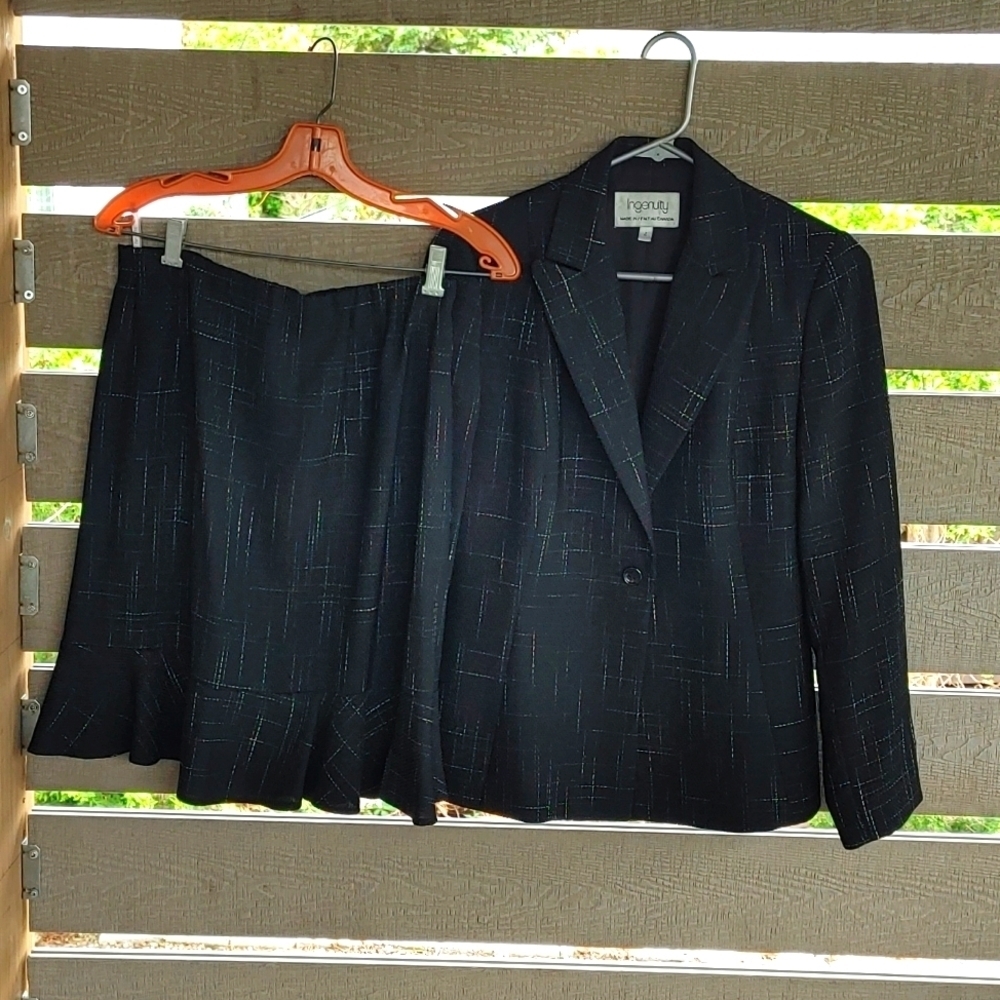 Ingenuity Women's business Skirt suit blazer size‎ 4 black and silver